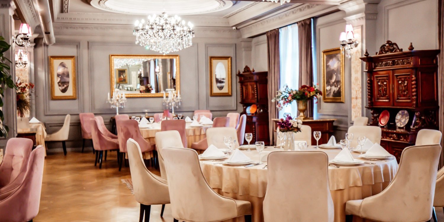 classic-luxury-style-restaurant-with-tables-chairs